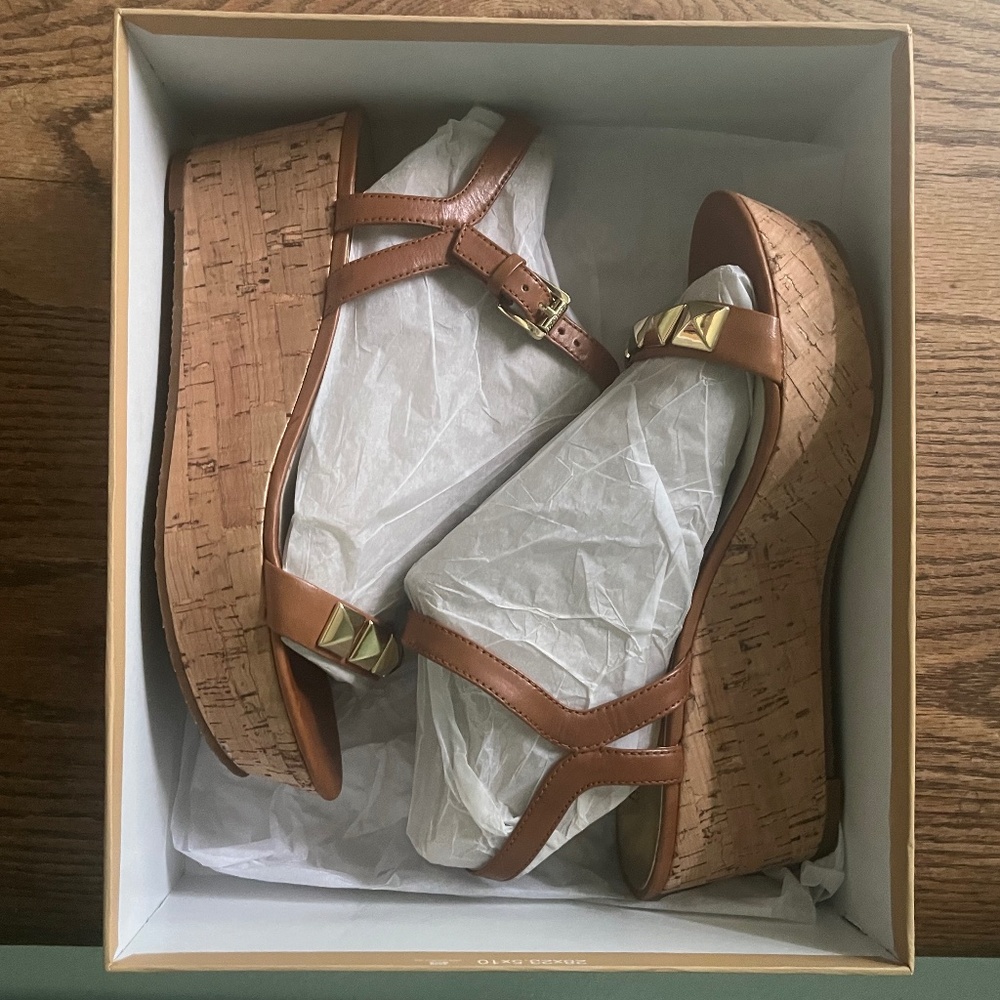 Michael Kors Platform Sandal Caramel Shade w Gold Studs Size 7  In The Box  NWOT - Picture 9 of 11
